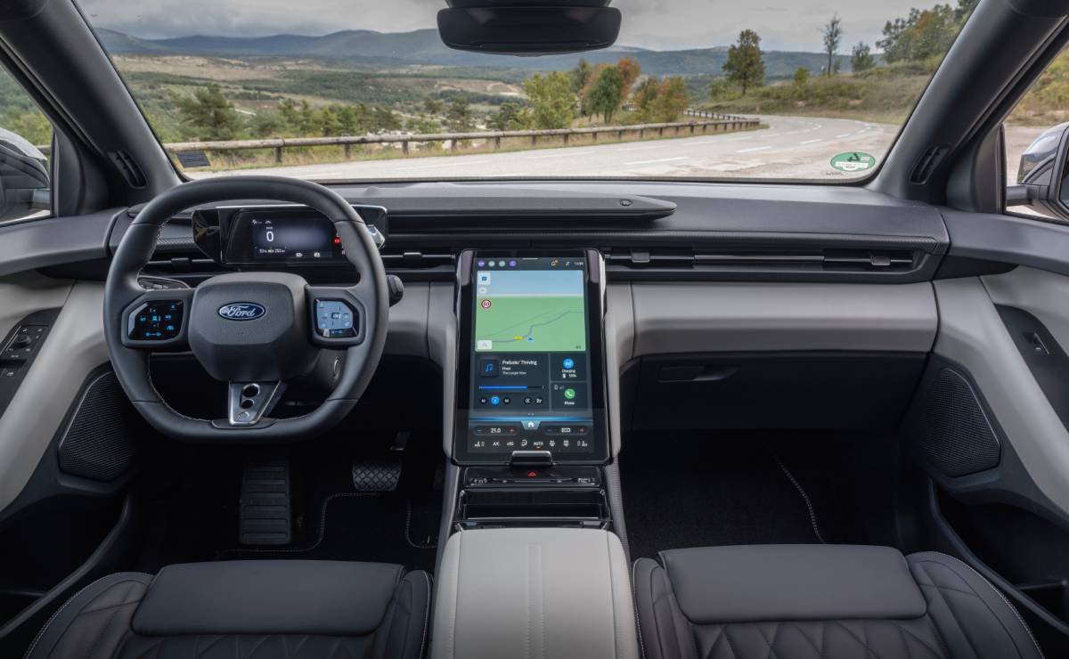 MDP Ford Capri accion interior Ford Capri 100% Eléctrico: La Evolución de un Clásico en Camino al Futuro