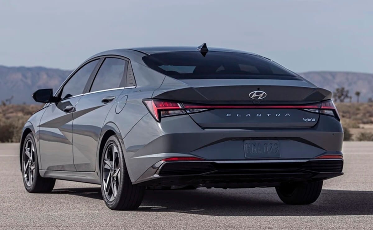 MDP Hyundai Elantra Hibrido 2026 parte trasera Hyundai desafía el mercado con su nuevo sedán híbrido: ¿podrá competir con el Toyota Corolla y el Nissan Sentra?