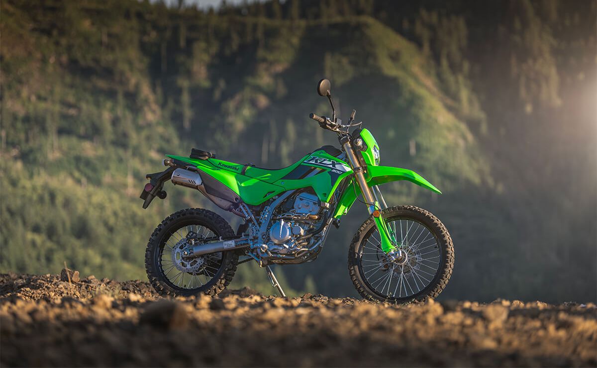 MDP Kawasaki KLX300 ambiente Kawasaki KLX 300 vs Honda XR 300 Tornado: La Batalla en el Mundo On-Off