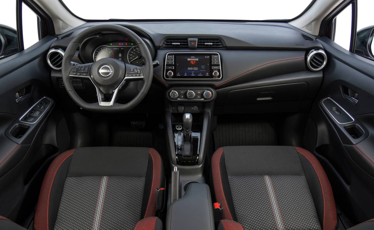 MDP Nissan Versa interior 1 ¿Por qué el Nissan Versa es el auto más vendido de México en 2025?