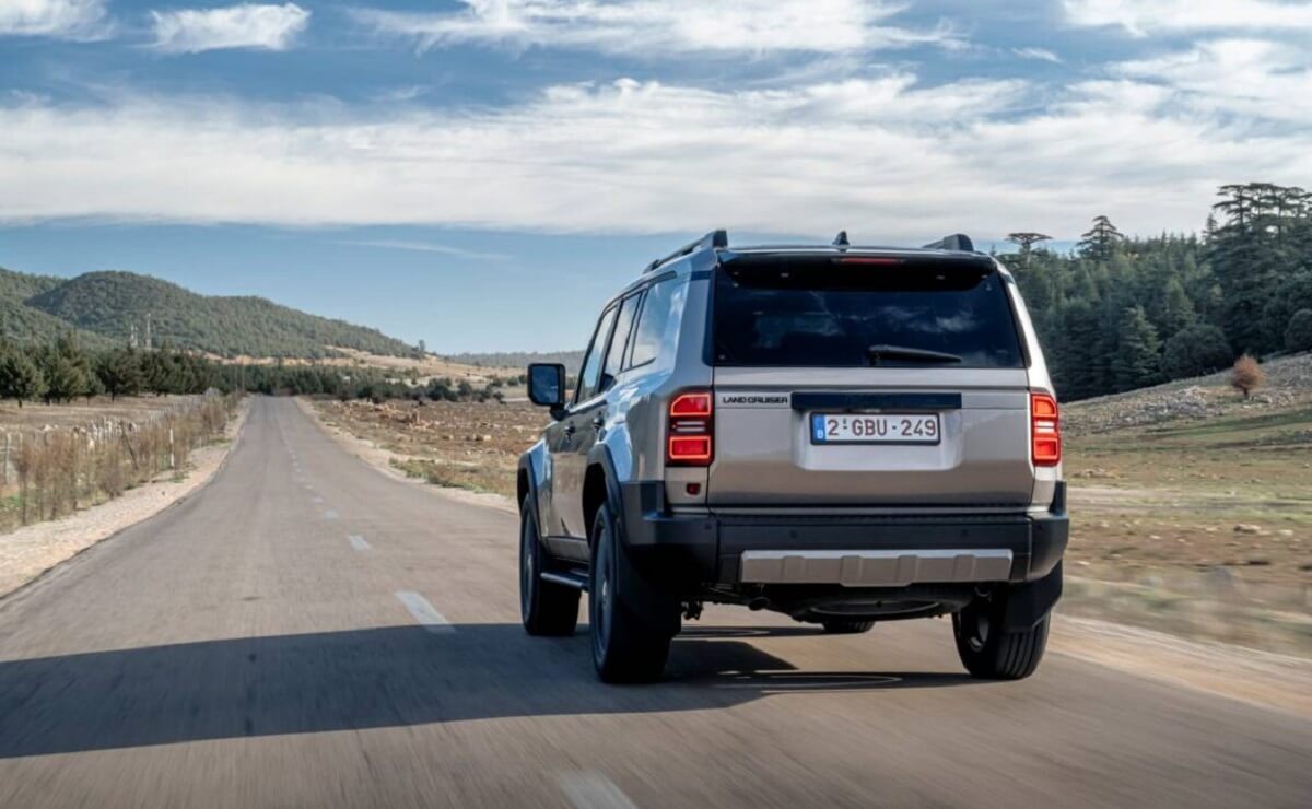 MDP Toyota Land Cruiser Mild Hybrid parte trasera Toyota Land Cruiser: La Evolución Híbrida del Ícono Todo Terreno