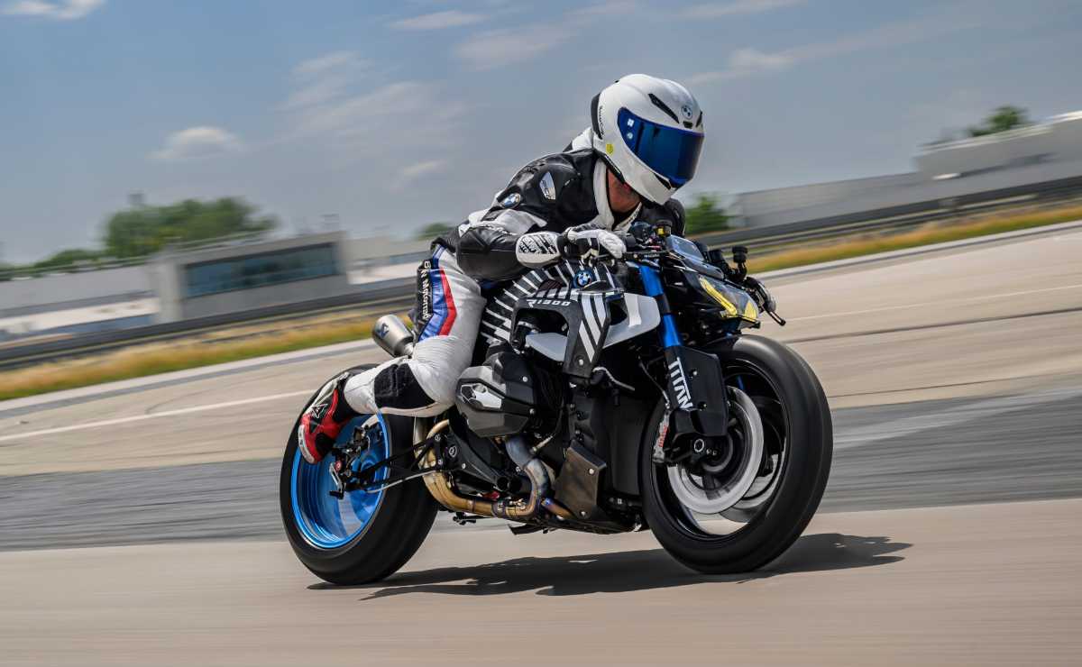 MDP bmw r 1300 titan 2 BMW R 1300 R Titan: ¿El Próximo Ícono de las Carreras de Aceleración?