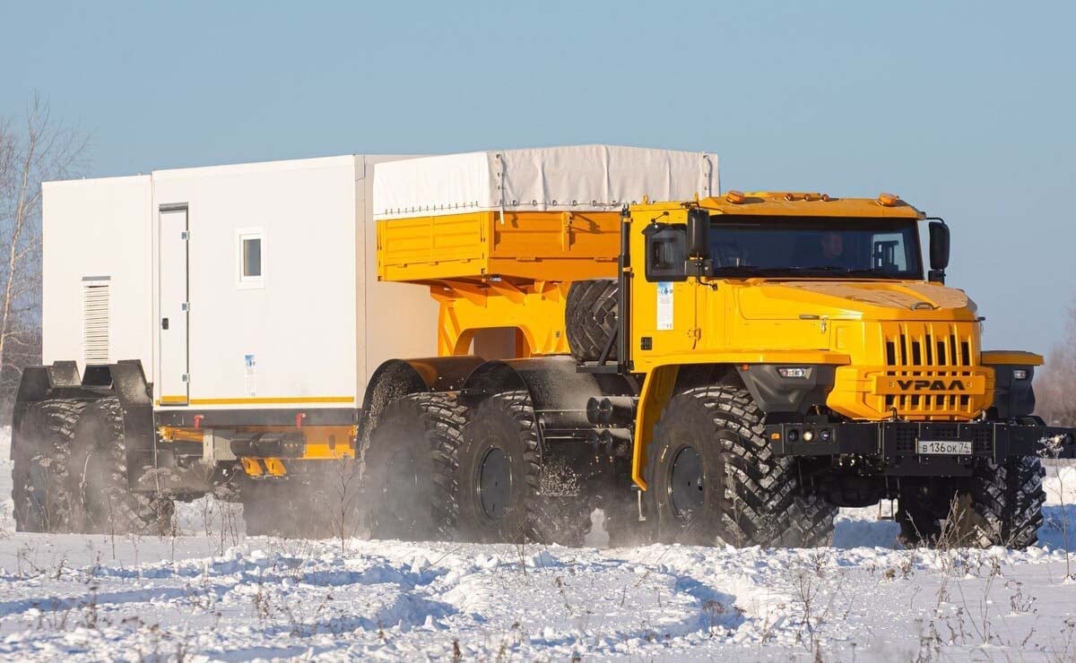 MDP camion artico con ruedas gigantes ural 10x10 1 Ural Arctic 10×10: El Gigante Ruso que Desafía las Heladas del Ártico