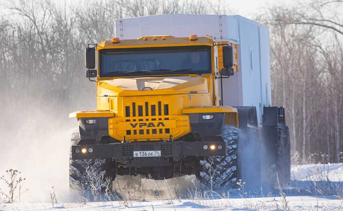 MDP camion artico con ruedas gigantes ural 10x10 3 Ural Arctic 10×10: El Gigante Ruso que Desafía las Heladas del Ártico