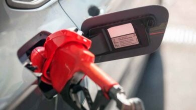 MDP surtidor cargando combustible Las Pick-Ups que Dominarán el Asfalto Urbano: Potencia, Estilo y Presencia