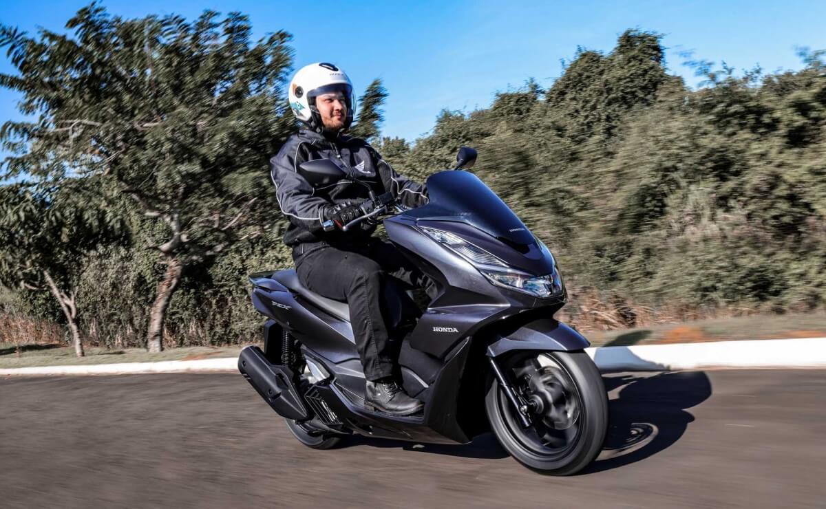 MDP Honda PCX 160 2023 accion negro Motos Automáticas: La Solución de Movilidad Urbana Preferida por los Colombianos