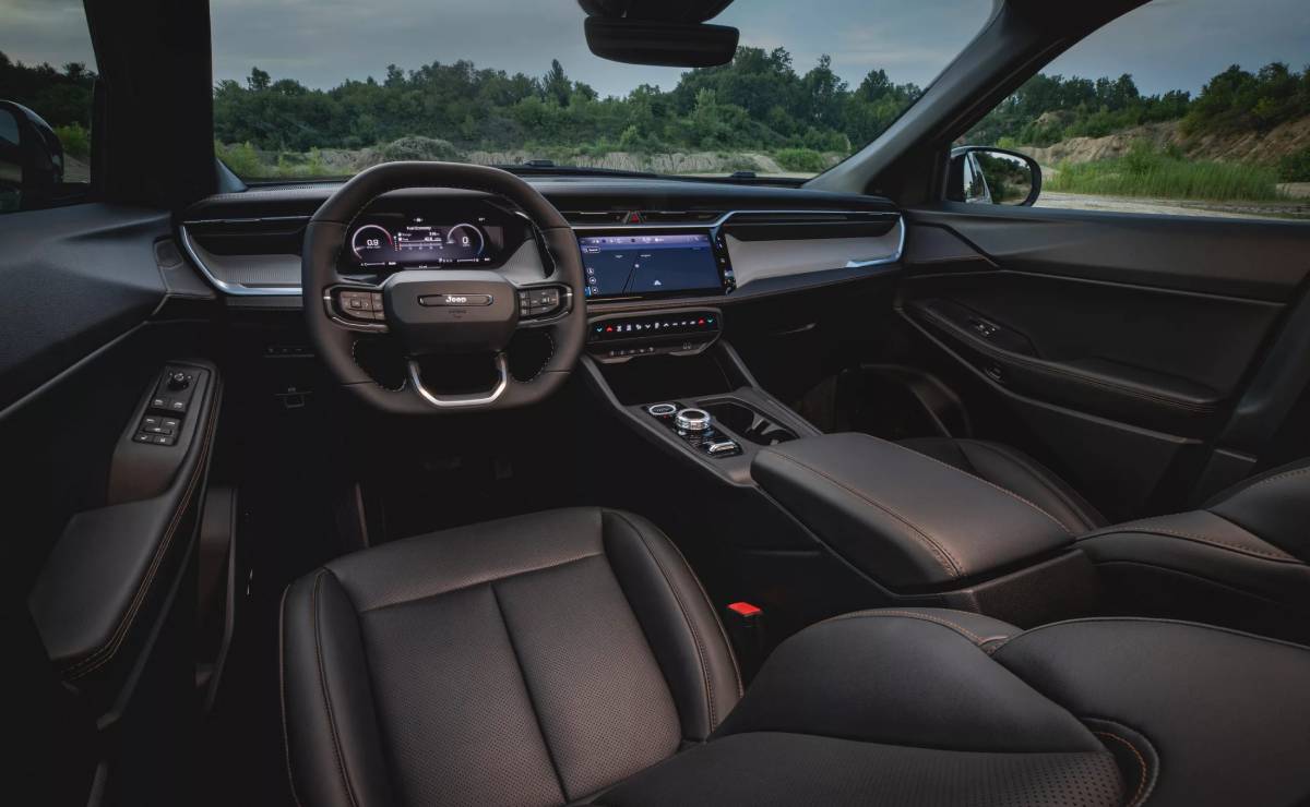 MDP SUV Jeep Cherokee 2026 interior El Regreso del Jeep Cherokee: Un Avance Híbrido Esperado en el Mercado Norteamericano