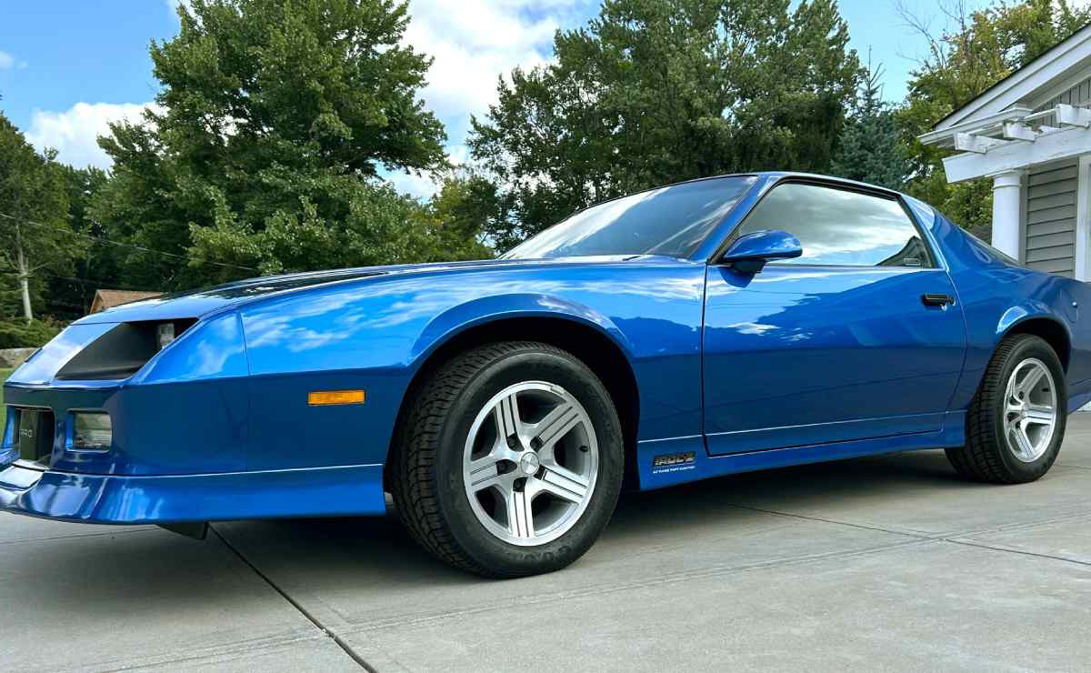 MDP chevrolet camaro z28 iroc 1le 1 El Resurgir de un Ícono: Chevrolet Camaro de 1990 Descubierto Tras Décadas de Encierro