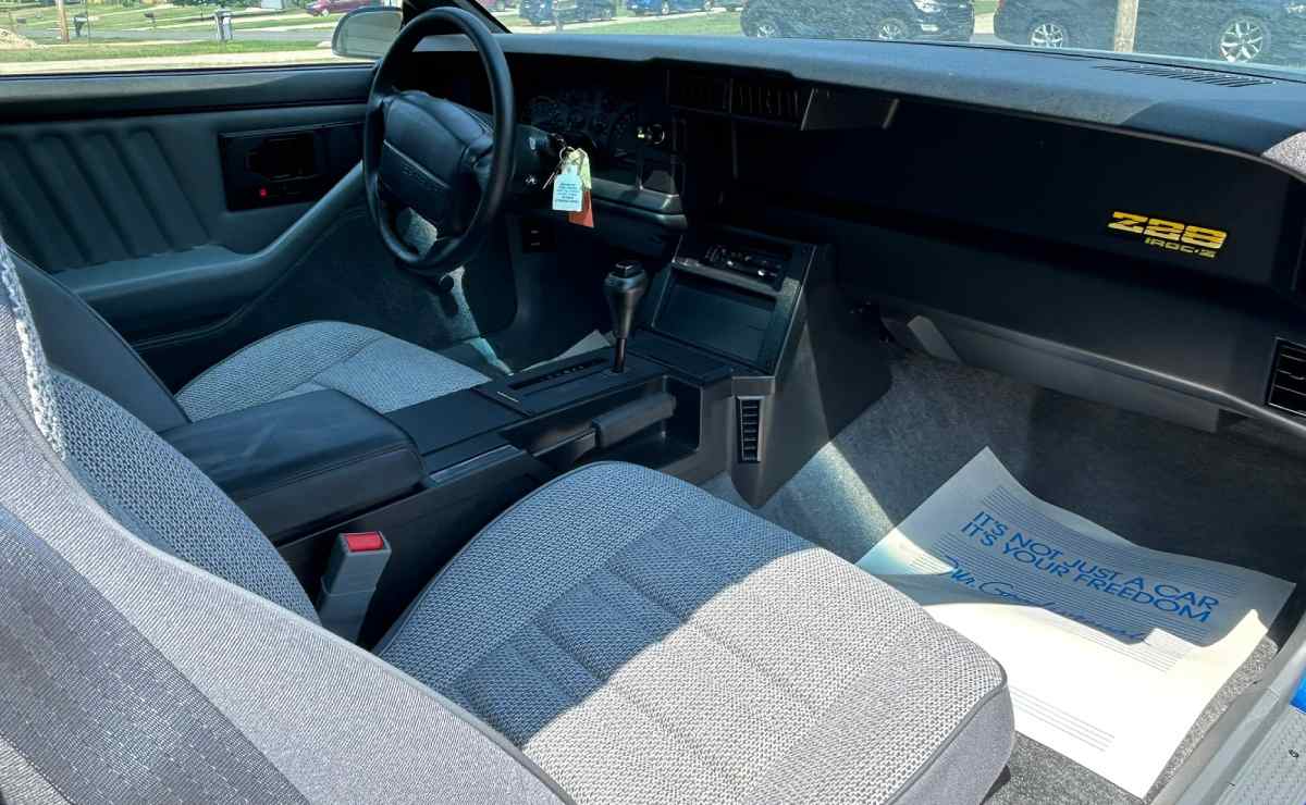 MDP chevrolet camaro z28 iroc 1le 2 El Resurgir de un Ícono: Chevrolet Camaro de 1990 Descubierto Tras Décadas de Encierro