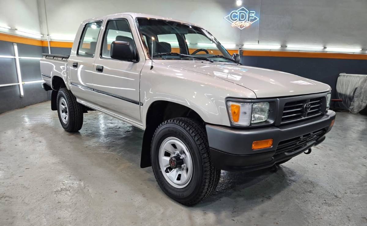 MDP Toyota Hilux DLX frente La Toyota Hilux Revive: Transformación Integral de una Leyenda
