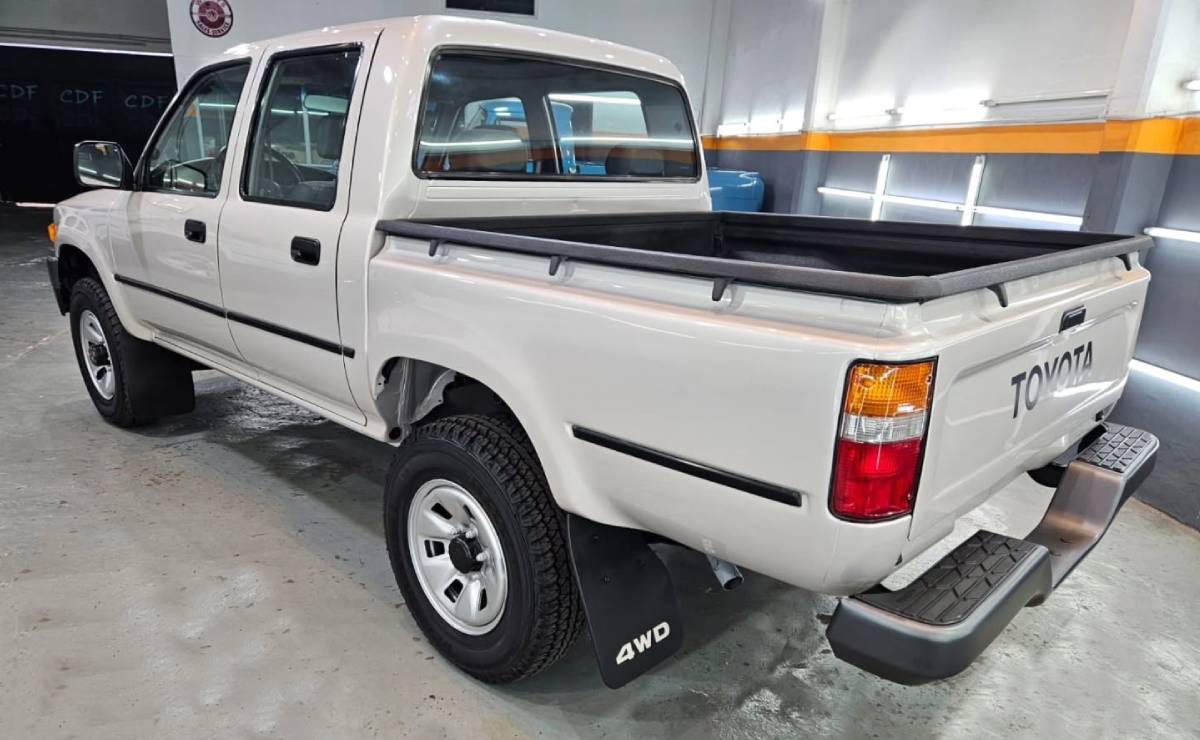 MDP Toyota Hilux DLX trasera La Toyota Hilux Revive: Transformación Integral de una Leyenda