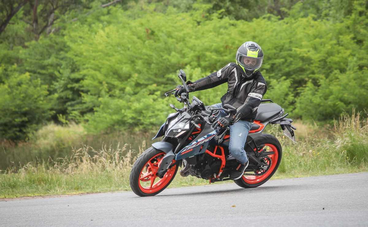 MDP prueba KTM duke 390 accion ¿Puede la Bajaj Rouser NS400Z liderar el segmento de las naked de 400 cc?