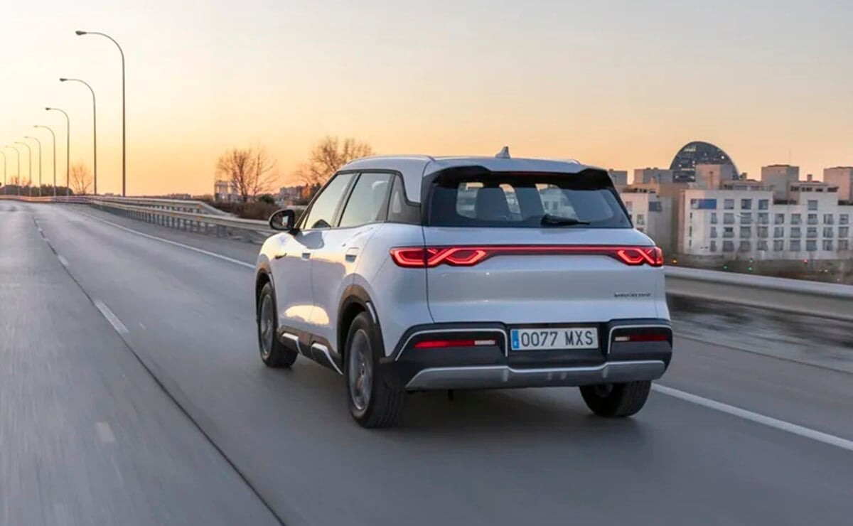 BYD ATTO 2 DM-i: El SUV híbrido que redefine la movilidad sostenible MDP BYD ATTO 2 DM i parte trasera BYD ATTO 2 DM-i: El SUV híbrido que redefine la movilidad sostenible