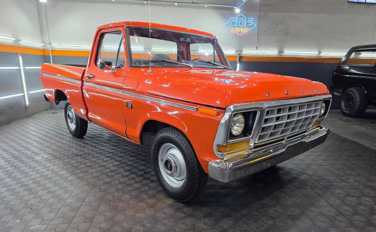MDP Ford F 100 1980 frente Ford F-100 1980: Renacimiento de un Clásico en Naranja Estival