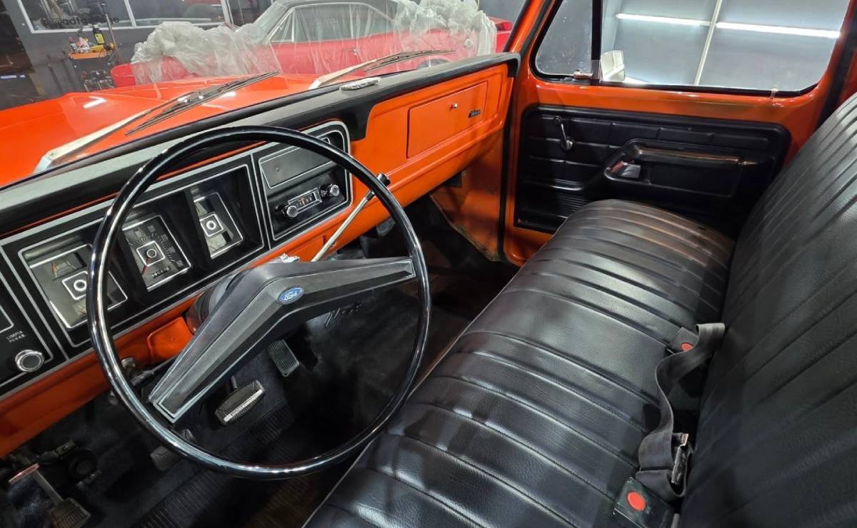 MDP Ford F 100 1980 interior Ford F-100 1980: Renacimiento de un Clásico en Naranja Estival