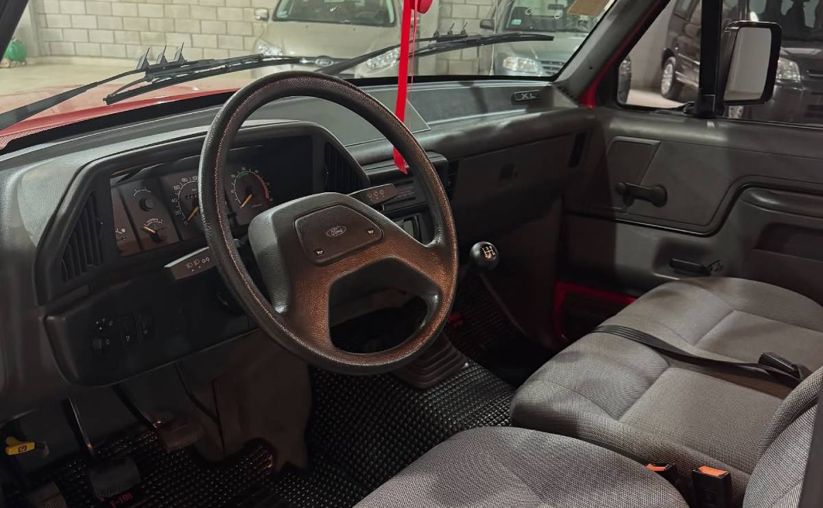 MDP Ford F100 1997 interior 1 Descubre la Ford F-100 1997: Una Joya Clásica que Renace en el Mercado