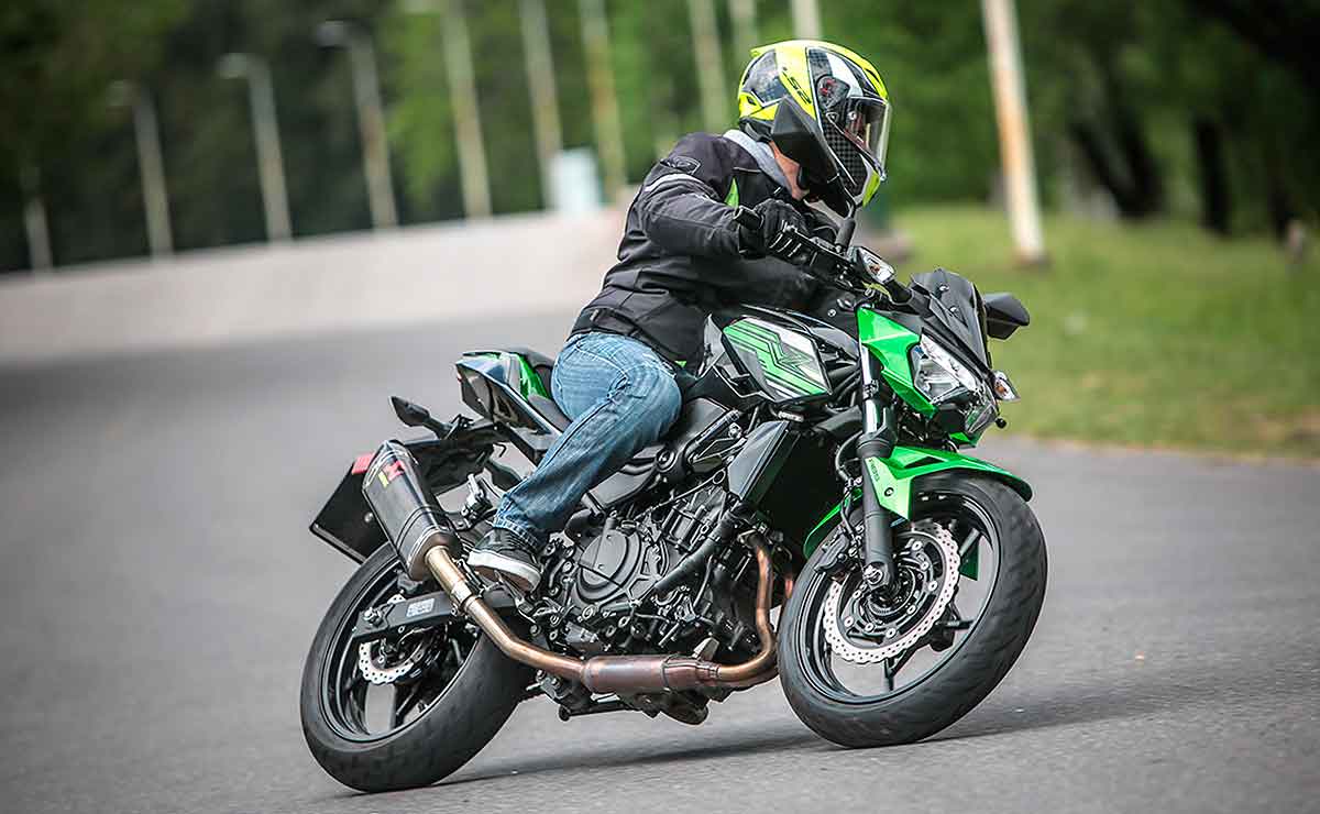 MDP Kawasaki Z400 lateral ¿Cuál es la mejor moto naked de media cilindrada para este 2025?