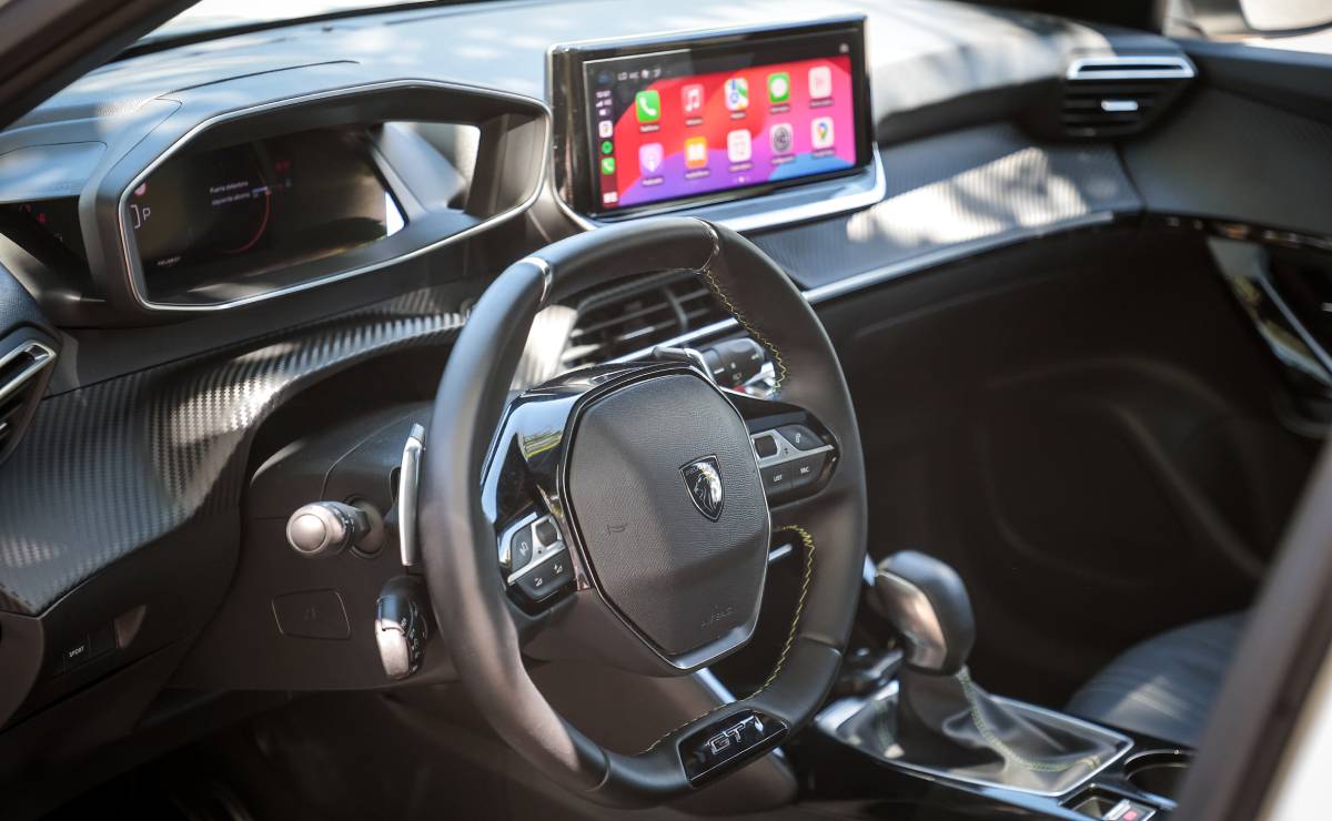 MDP Peugeot 2008 GT volante Renault Kardian vs Peugeot 2008: ¿Cuál liderará el mercado de SUV compactos?