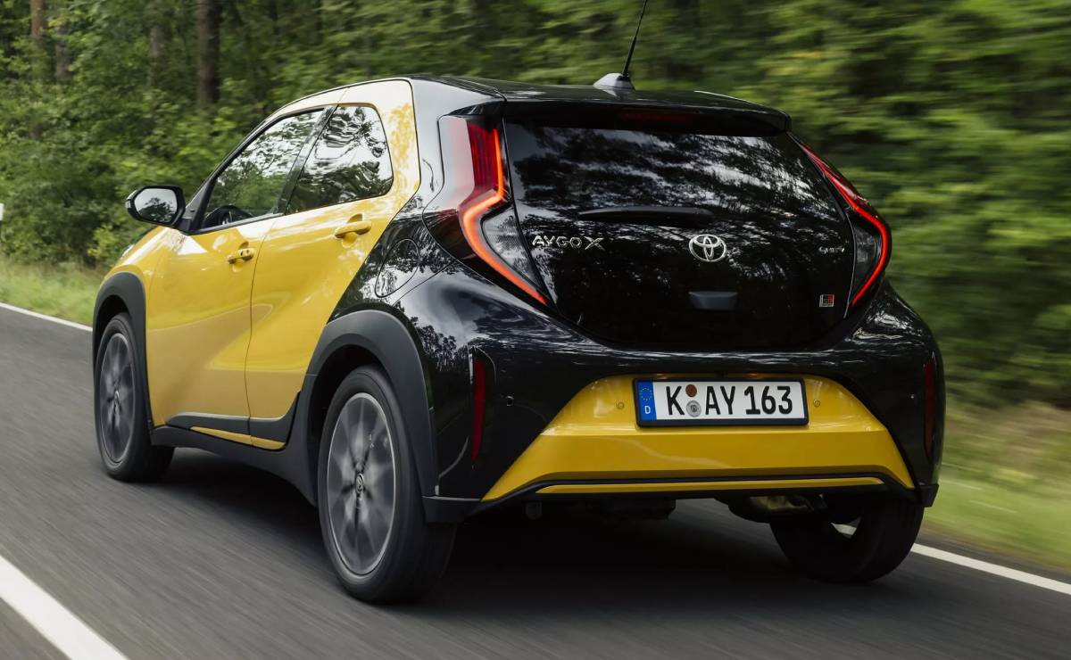 MDP Toyota Aygo X GR Sport accion trasera Toyota Aygo X: El Nuevo Icono Híbrido del Segmento Urbano