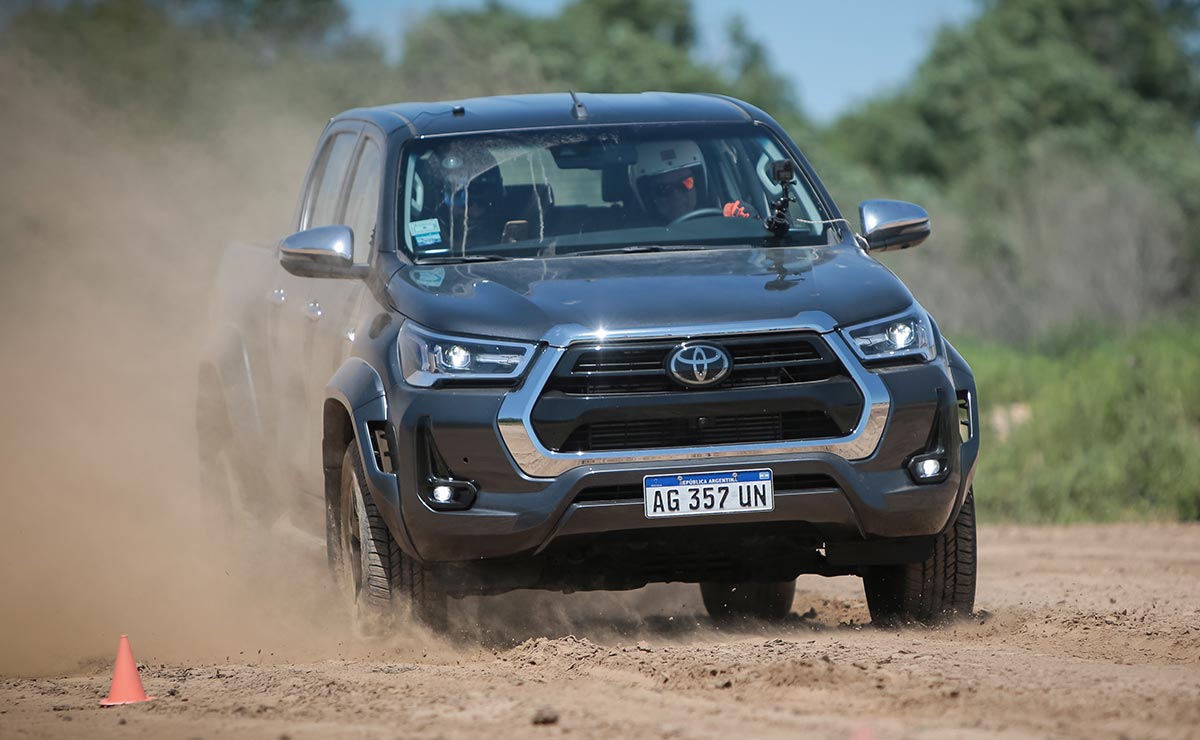 MDP Toyota Hilux frenada a fondo Toyota Hilux 2025: La Reina Indiscutible del Terreno