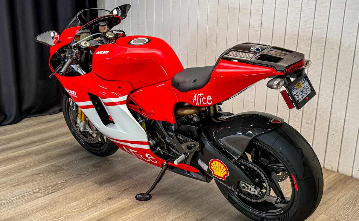 MDP ducati desmosedici d16rr 2008 1 La Ducati Desmosedici D16 RR 2008: Una Joya de MotoGP en las Calles