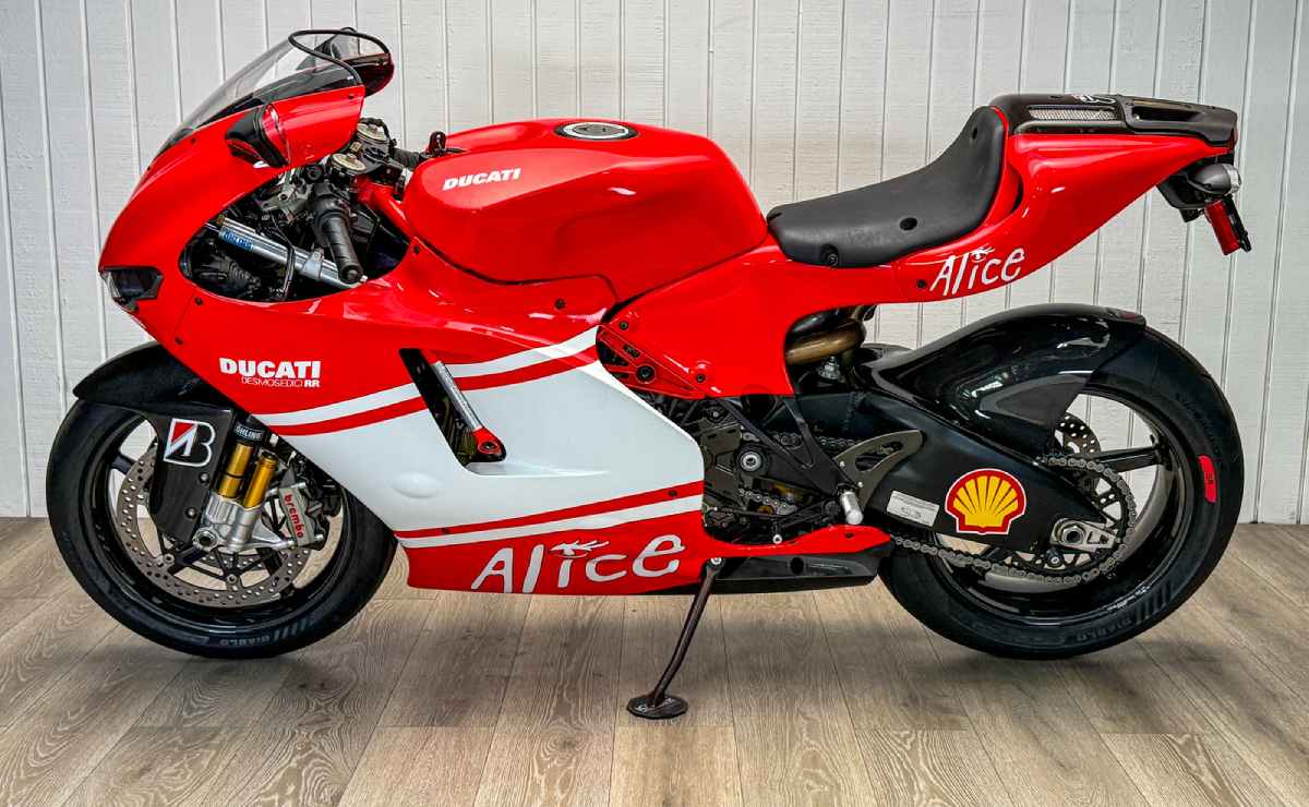 MDP ducati desmosedici d16rr 2008 2 La Ducati Desmosedici D16 RR 2008: Una Joya de MotoGP en las Calles