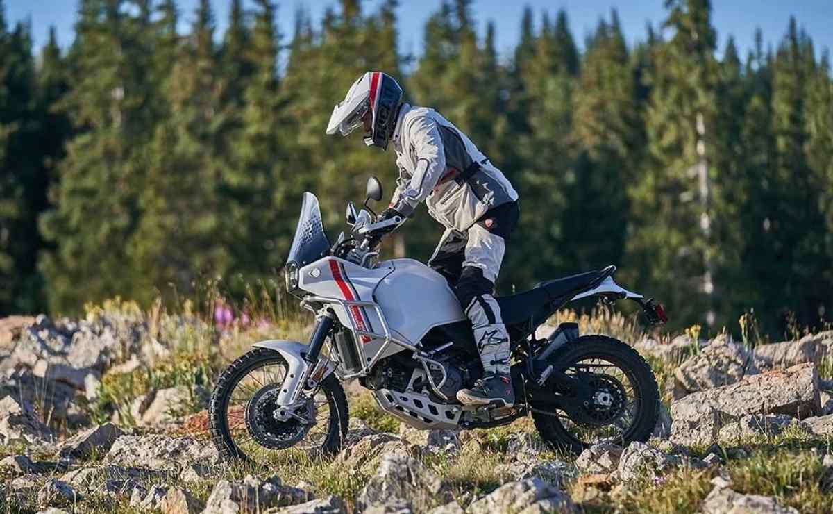 MDP moto trail ducati desert x preventa ¿Podrá la Nueva Ducati DesertX V2 Superar a la Honda Africa Twin en el Terreno Trail?