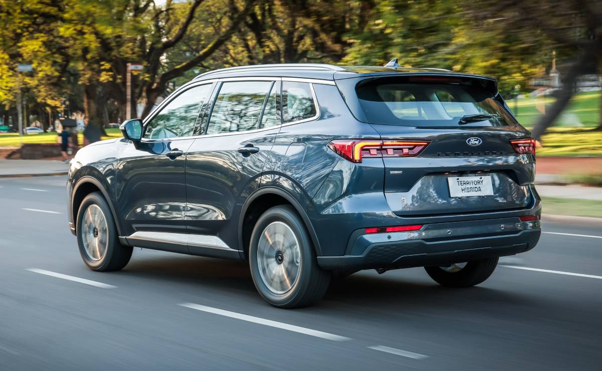 Toyota Corolla Cross: ¿El SUV que Redefinirá el Segmento Mediano en Argentina? MDP Ford Territory Hibrida lanzamiento accion trasera 2 Toyota Corolla Cross: ¿El SUV que Redefinirá el Segmento Mediano en Argentina?