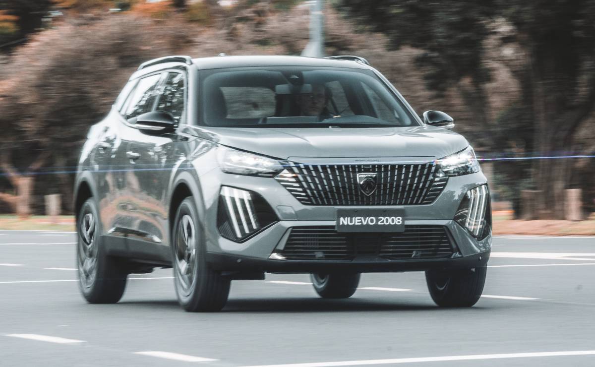 MDP Nuevo Peugeot 2008 lanzamiento accion ¿El Enigma de los SUV en Octubre? Un Mes de Matices en el Mercado Argentino