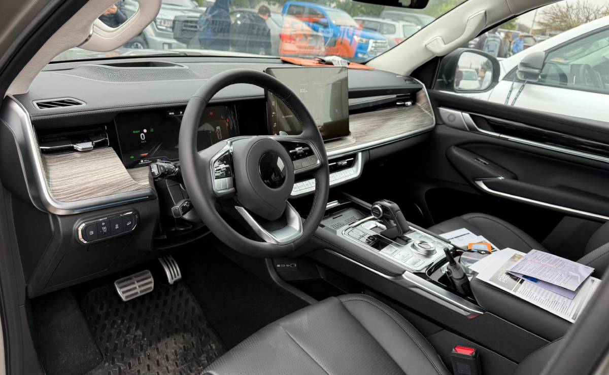 MDP Pick up GWM POER 500 PHEV interior ¿La nueva competidora en el mercado de las pick-ups? GWM Poer 500 PHEV aterriza en Chile