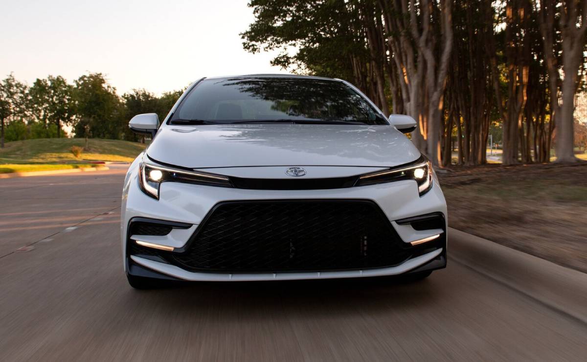 Toyota Corolla 2026: Renovación Sutil para Seguir Conquistando el Mercado Mexicano MDP Toyota Corolla 2026 accion 1 Toyota Corolla 2026: Renovación Sutil para Seguir Conquistando el Mercado Mexicano