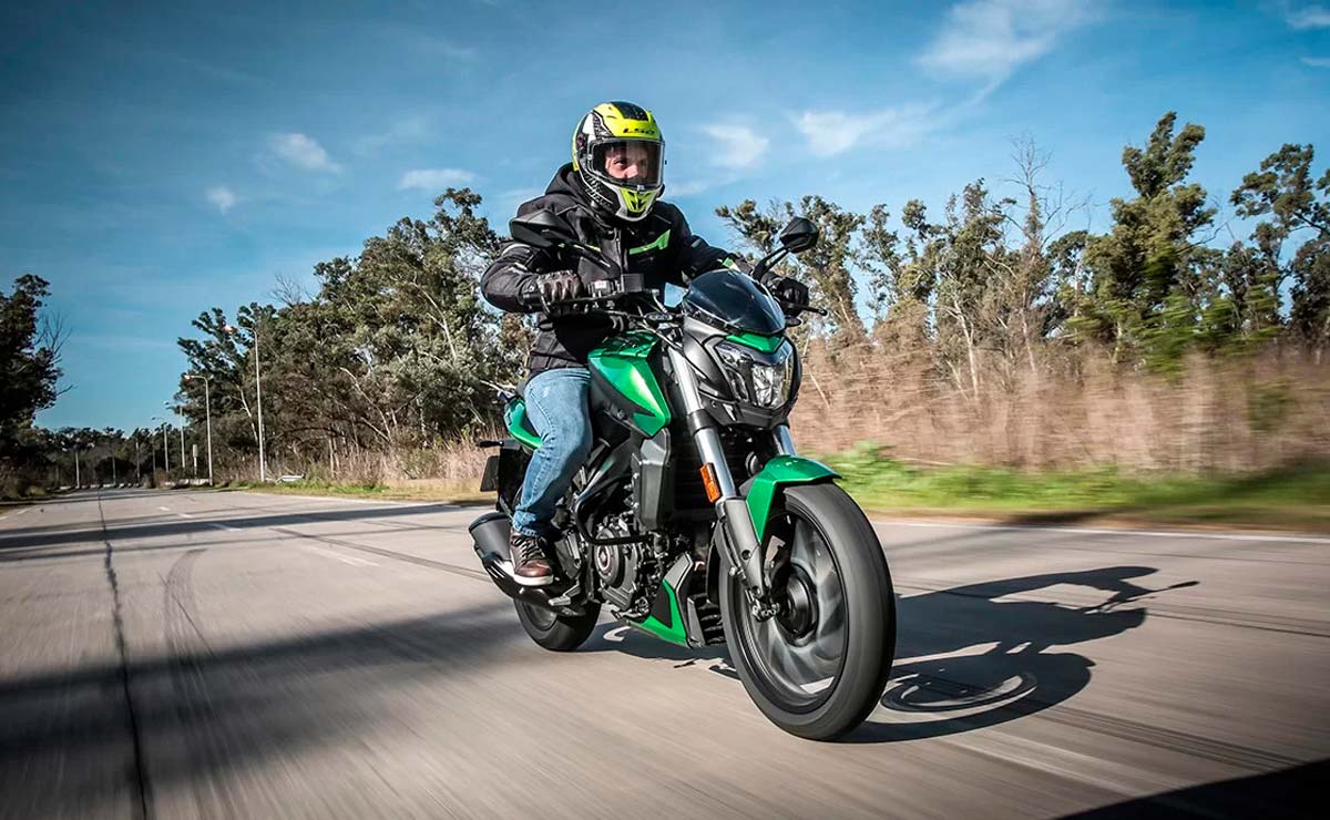 Bajaj Dominar D400: Una Revolución en el Segmento Naked Mediano MDP Bajaj Dominar D400 accion Bajaj Dominar D400: Una Revolución en el Segmento Naked Mediano