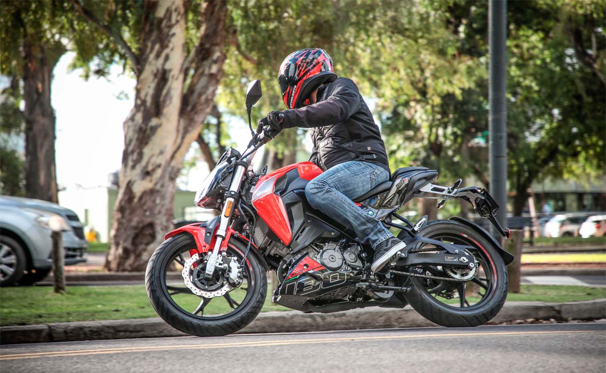 MDP Benelli 180S roja accion La Benelli 180S: ¿El renacimiento de un clásico en el mercado de las motos naked?