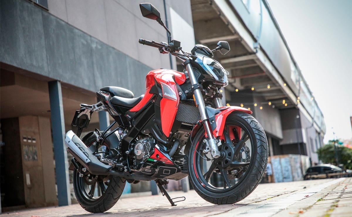 MDP Benelli 180S roja estatica La Benelli 180S: ¿El renacimiento de un clásico en el mercado de las motos naked?