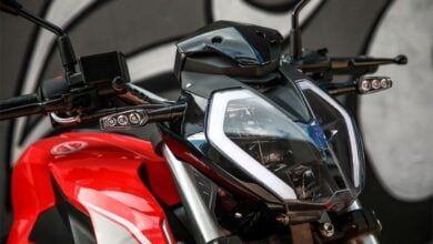 MDP Benelli 180S roja faro La Benelli 180S: ¿El renacimiento de un clásico en el mercado de las motos naked?