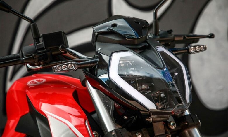 MDP Benelli 180S roja faro La Benelli 180S: ¿El renacimiento de un clásico en el mercado de las motos naked?