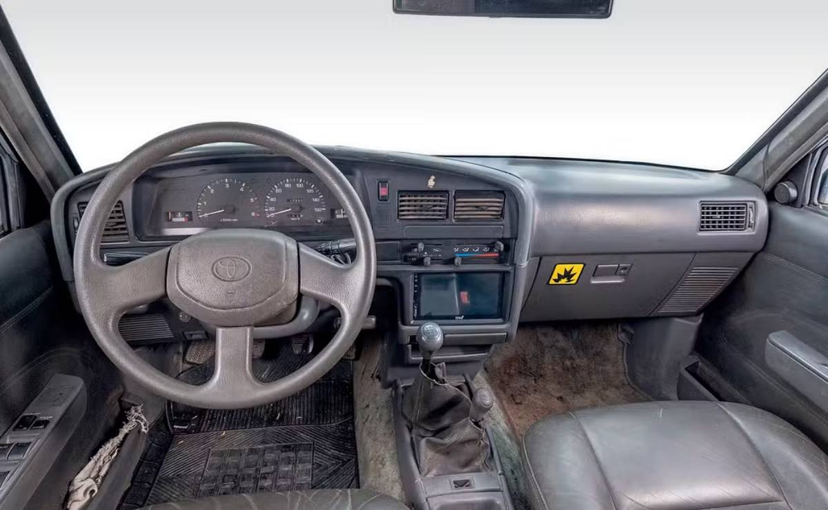 MDP Toyota Hilux 1998 interior La Leyenda de la Infatigable Toyota Hilux que Superó los 2,5 Millones de Kilómetros