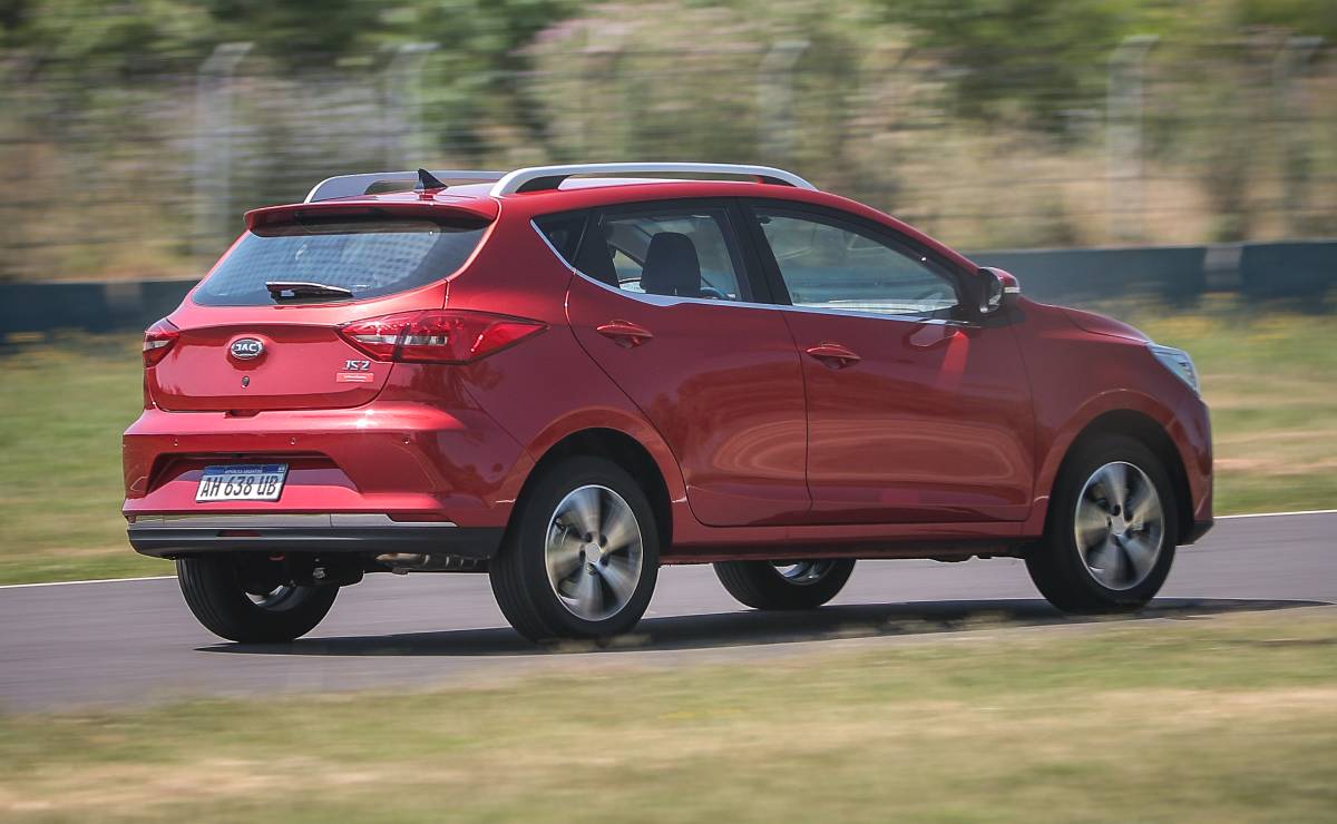 MDP JAC JS2 accion lateral 2 JAC JS2: El Nuevo Contendiente en El Mercado de Autos Asequibles de Argentina