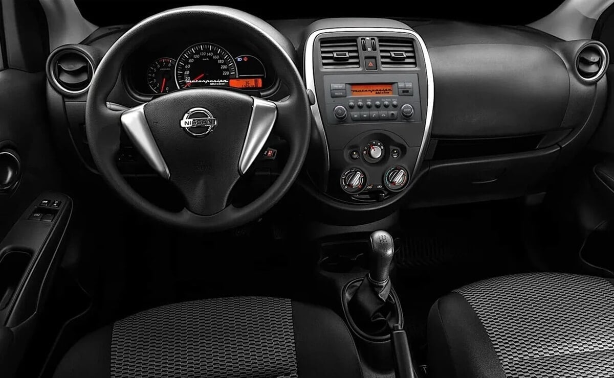 MDP Nissan V Drive interior Nissan V-Drive: El Sedán Compacto que Revoluciona su Segmento con una Nueva Estrategia de Precio