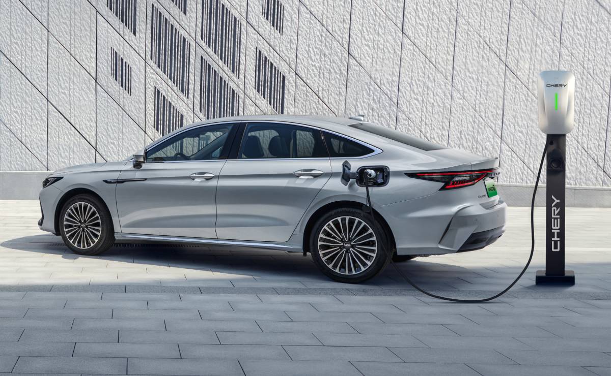 MDP Sedan Chery Arrizo 8 cargando El Chery Arrizo 8: ¿El Sedán Híbrido que Redefinirá el Mercado?