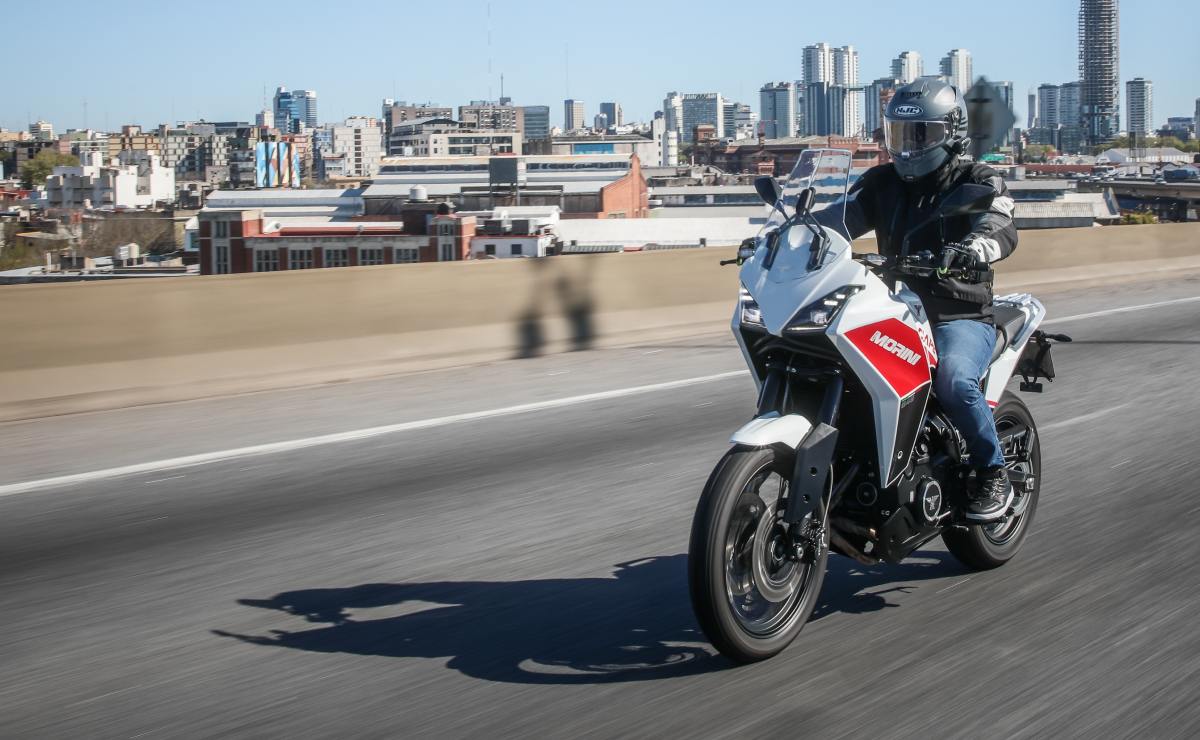 Moto Morini X-Cape 650: ¿La aventura más accesible del mercado argentino? MDP Moto Morini X Cape 650 autopista Moto Morini X-Cape 650: ¿La aventura más accesible del mercado argentino?