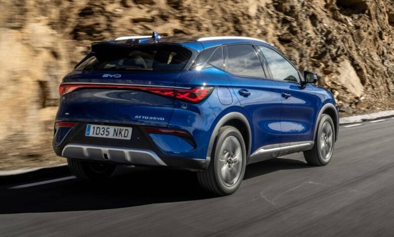 MDP SUV BYD ATTO 3 EVO trasera accion ¿Es el BYD ATTO 3 EVO el SUV eléctrico que transformará el mercado español?