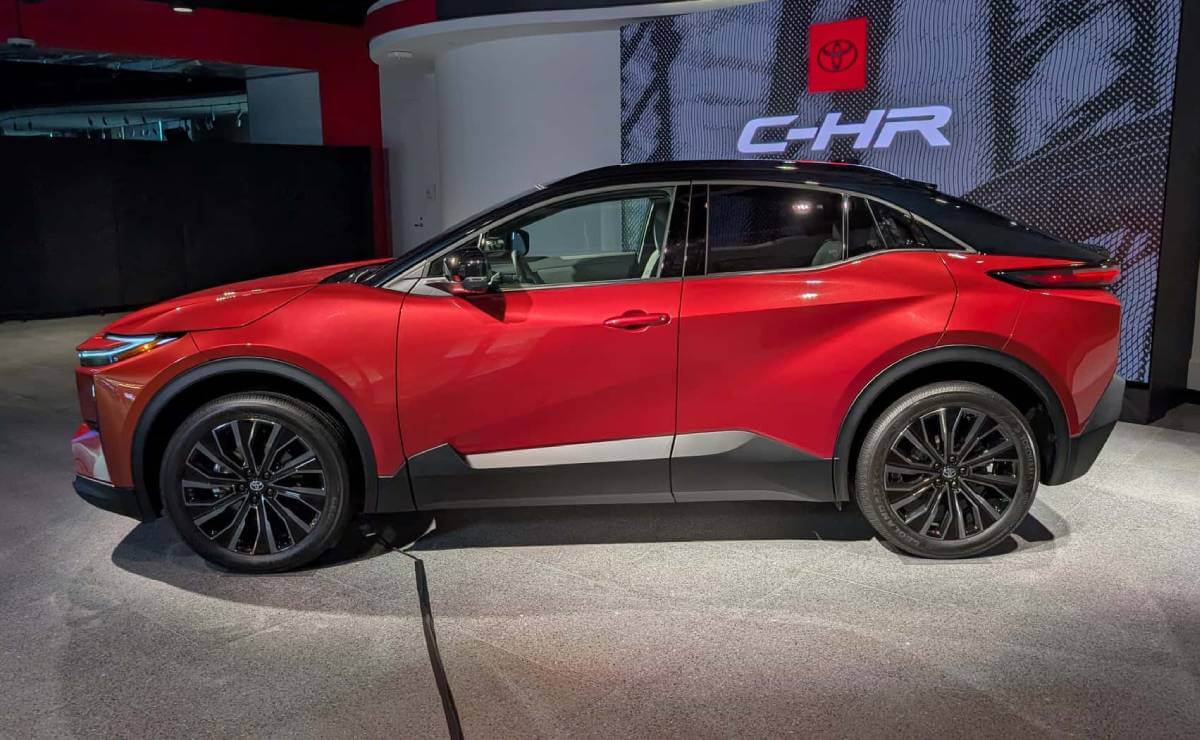 Toyota C-HR 2024: La SUV Compacta que Redefine el Juego en un Mercado Competitivo MDP Toyota C HR en una de sus versiones Toyota C-HR 2024: La SUV Compacta que Redefine el Juego en un Mercado Competitivo