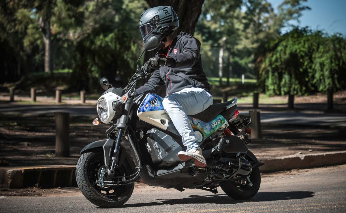 Honda Navi: La Moto de Baja Cilindrada que Revoluciona el Mercado Argentino MDP Honda Navi accion curva Honda Navi: La Moto de Baja Cilindrada que Revoluciona el Mercado Argentino