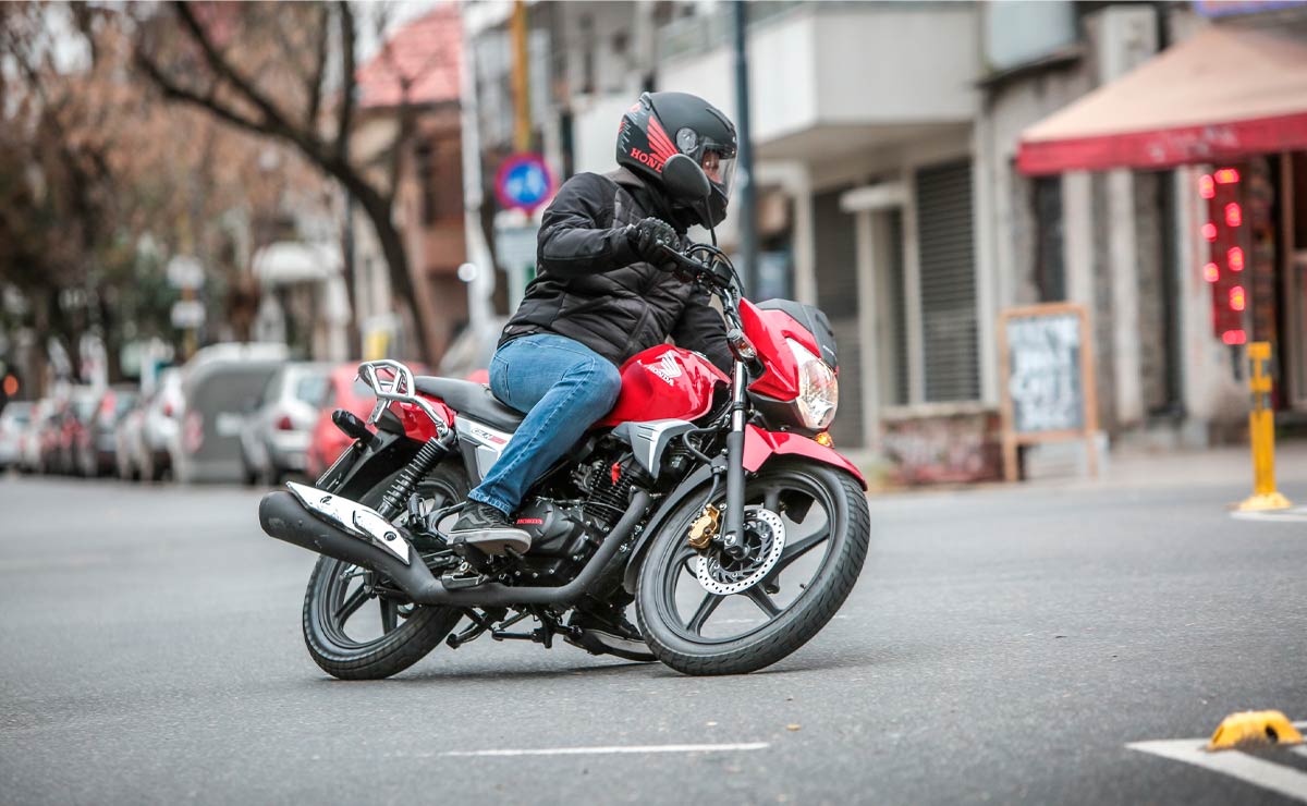 Honda GLH 150: ¿La Nueva Reina de las Calles Latinoamericanas? MDP Honda gaucha GLH 150 roja accion lateral derecho Honda GLH 150: ¿La Nueva Reina de las Calles Latinoamericanas?