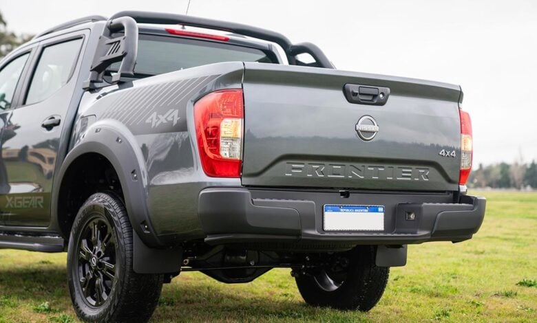 Nissan Frontier 2024: La Nueva Era de las Pick Ups Llega desde México MDP Nissan Frontier X Gear lanzamiento trasera Nissan Frontier 2024: La Nueva Era de las Pick Ups Llega desde México