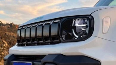 MDP Nueva Jeep Renegade 2027 teaser El Jeep Renegade 2027 Arriba a Brasil con Una Electrificación Sutil pero Efectiva