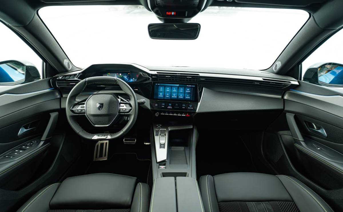 MDP Peugeot 408 interior 1 Renovación en la carretera: Peugeot ajusta los precios de sus modelos de alta gama