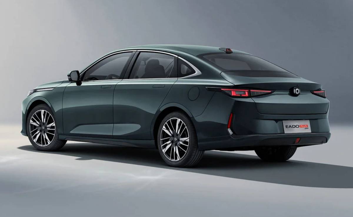 Changan Eado Plus PHEV: El sedán híbrido enchufable que promete revolucionar el mercado local. MDP Sedan Changan Eado Plus iDD trasera Changan Eado Plus PHEV: El sedán híbrido enchufable que promete revolucionar el mercado local.