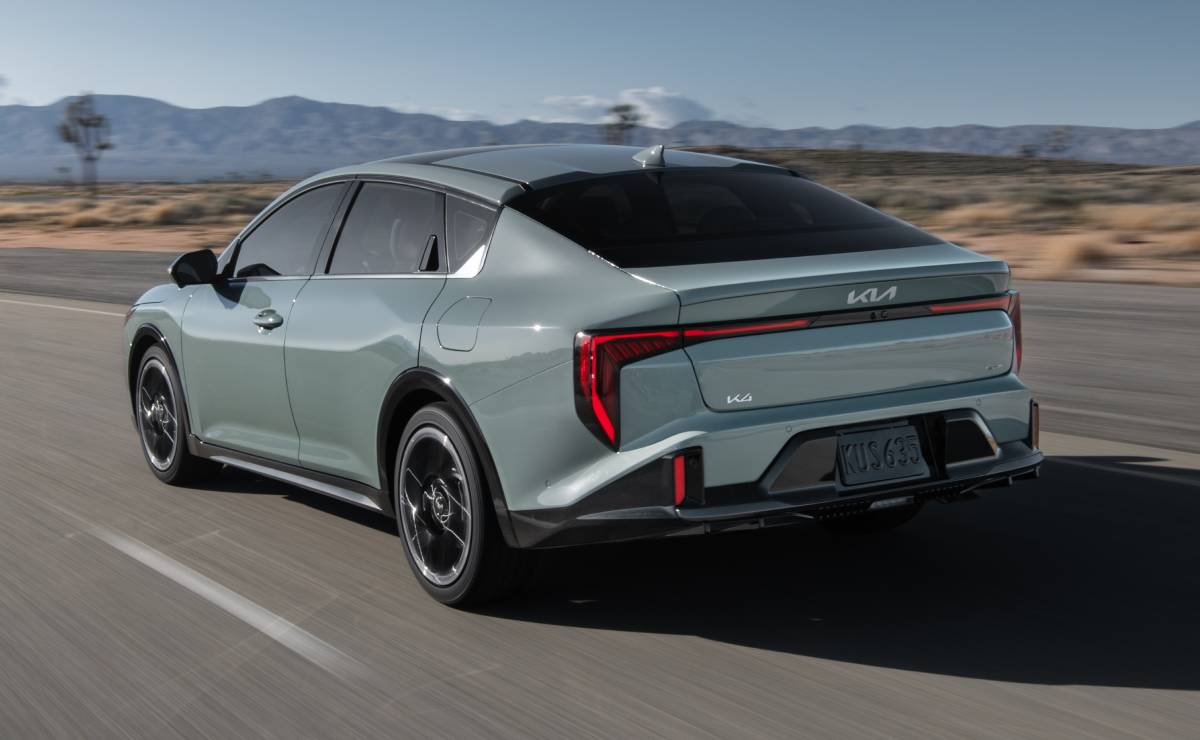 MDP Sedan KIA K4 accion trasera ¿Es el Kia K4 el sedán mediano más esperado del mercado?
